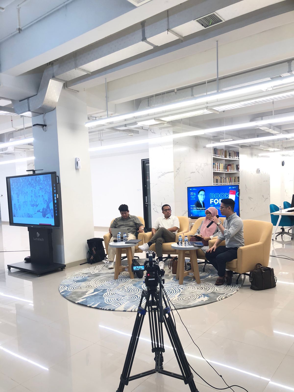 https://research.uiii.ac.id/assets/sample/Hongxuan-Li-book-launch.jpeg